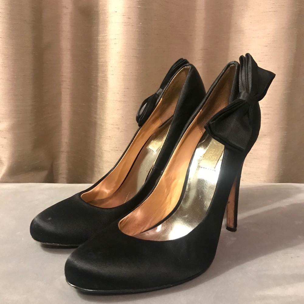 Badgley mischka black satin pump